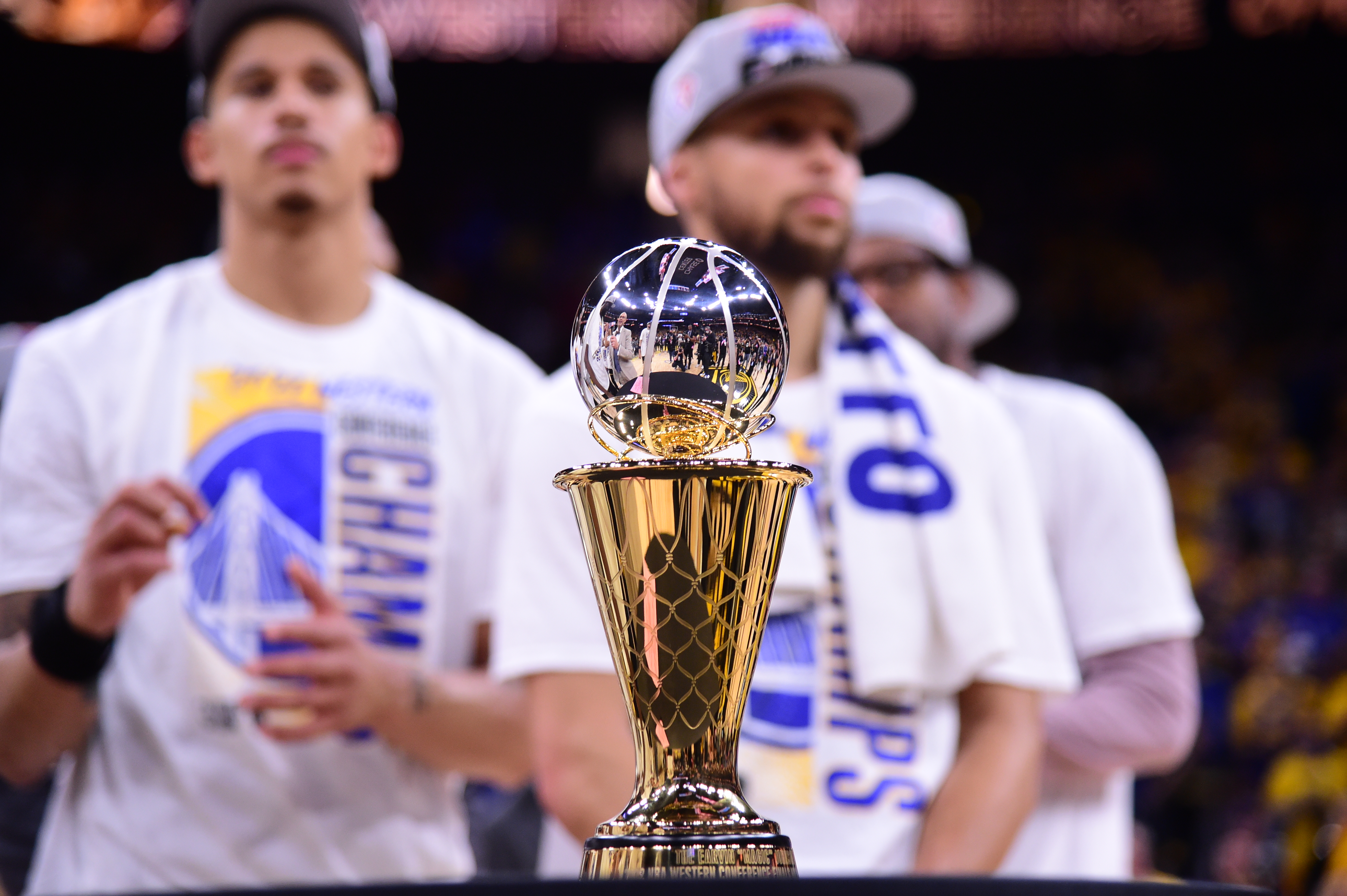 Stephen Curry wins inaugural Magic Johnson Trophy